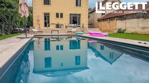 A23702VIR24 - Superb town house completely renovated in 2023, a successful blend of modern and old. Light and airy on 3 levels plus cellars. Garden of approx. 1400 m². Large, fully-equipped, automated swimming pool. Building completely refurbished. F...