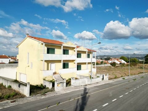 Joint sale of 10 unfinished villas in Valado dos Frades, Nazaré. There are 10 lots with unfinished semi-detached 4 bedroom villas. Recent allotment with all infrastructures completed this year 2023. Villas with 3 floors. Consisting of basement for ga...