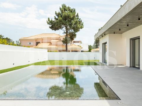 House T5 ground floor with 370 m2 of gross construction area, swimming pool, barbecue area, garden and garage, inserted in a plot of land of 1,019 m2, in the center of Verdizela, next to Herdade da Aroeira. Superior quality finishes. Features: Interi...