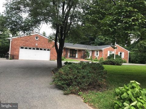 Real Estate and business included in the sale, has Group Home license, easy to change to drug/alcohol rehab facility if desire. 2-level all brick rancher, walk-out basement. Established business since 1999. Successful Elder Care/Senior Living facilit...