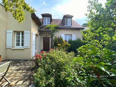 Discover this charming traditional house ideally located in Bois de Coudray, combining the tranquility of a peaceful area with proximity to amenities. Just 10 minutes from Roissy CDG and less than 30 minutes from Paris. On the ground floor, a majesti...