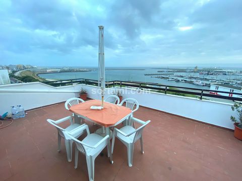 Fantastic four bedroom apartment facing the sea, in Póvoa de Varzim. Being a triplex apartment, on the first floor you´ll have a south facing living room with a fireplace, an equipped kitchen, a dining room and one bathroom with bathtub. The second f...