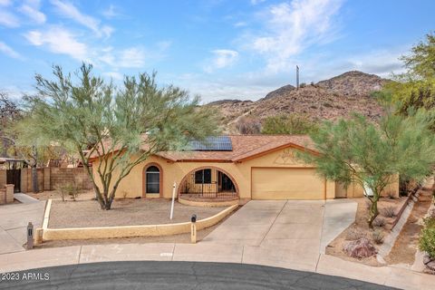 WOW! CHECK OUT THESE AMAZING VIEWS OF SOUTH MOUNTAIN IN YOUR BACKYARD! LITTERALLY ACCESS TRAILS FROM BACKYARD. YOU DON'T SEE PROPERTIES LIKE THIS COME ON THE MARKET VERY OFTEN. THIS 2257SF HOME SITS 12,554SF LOT, OFFERS OWNED SOLAR SYSTEM AND ON SOUT...