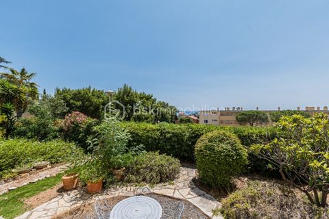 In Bandol, close to the town centre, its shops and the beach of Renécros, Spacious and bright T3/T4 apartment on the ground floor of a quiet residence. You will discover an entrance hall, a living room opening onto a beautiful terrace with a view of ...