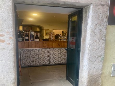 Shop with 50m2, and terrace on the street, located on a pedestrian street and in the heart of Alfama, less than 2 minutes from Portas de Sol. The store has been completely restored and is operating as a 'Wine Bar', it also has a terrace on the street...