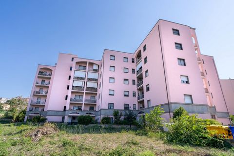 W top 16 okolicy, a dokładnie przy Via Carlo Alberto dalla Chiesa, oferujemy do sprzedaży mieszkanie na pierwszym piętrze o powierzchni 110 m2 z przydzielonym miejscem parkingowym na terenie kondominium. Nieruchomość znajduje się w dobrze rozwiniętej...