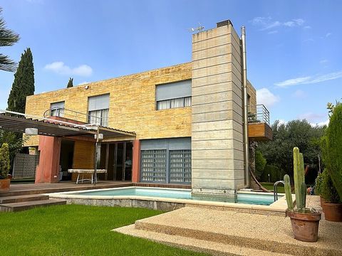 Detached villa with 4 bedrooms in Dehesa de Campoamor. Detached 4-bedroom villa on a 900 m2 plot, with garden and private pool in the Dehesa de Campoamor, a few meters from the beach. The house has 413 m2 distributed over three floors. On the ground ...