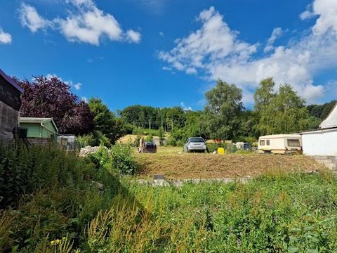 House to be completely restored in the town of Bouin-Plumoison. Low price, big work but potential! or for a new construction further back from the road. On a land area of 1,922 m² beautiful outdoor space with 2 accesses, fiber, mains drainage, in the...