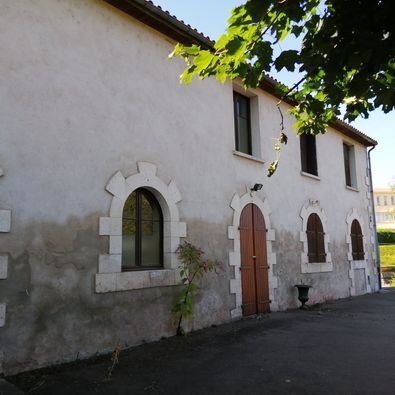 Summary NO NOTARY FEES - Seller covers notary fees. Large family home with lots of potential, this property is in a beautiful setting, overlooking a park and the river Vienne in the medieval and touristic city of Confolens. It can be used as nice lar...