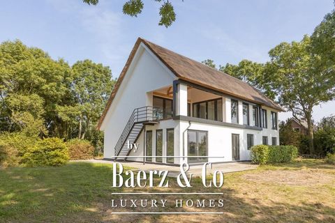 Unique location! Fantastically located detached, thatched villa with beautiful views over the idyllic landscape of the Kagerpolder. The villa was completely rebuilt in 2021, beautifully finished and ready to move in! With a jetty (12m) on the Ringvaa...
