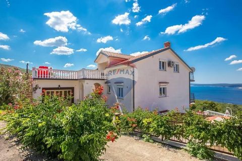 La maison est située à Crikvenica. Il se compose de trois étages. Au sous-sol il y a une salle de sport et une salle de tennis de table d’une superficie de 60 m2. Le rez-de-chaussée se compose d’un salon, cuisine, trois chambres, deux salles de bains...