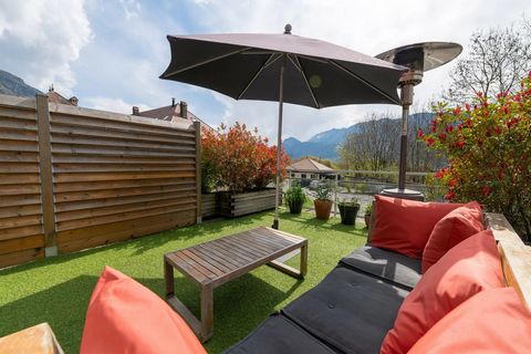 Talloires, 200 m from the lake on foot : beautiful duplex apartment with charm in a secure residence, 103.53 m2 interior space, 5 bedrooms, 2 bathrooms, quiet location, not overlooked, double garage, large cellar, small cellar and shared bike store. ...