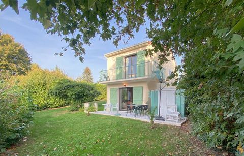 Pretty detached property situated in a holiday village, in an elevated position overlooking the leisure lake, 8 minutes from Montbron and its amenities, and only 2 minutes from an 18-hole international golf course. Ideal investment for summer rentals...