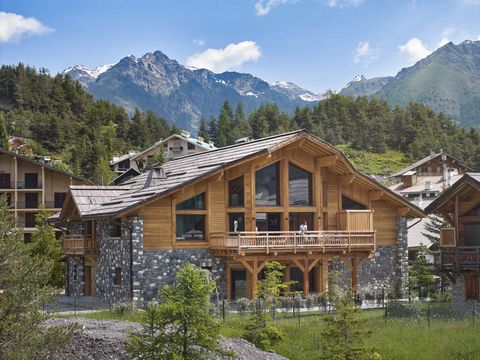 Discover this magnificent 'out-of-the-ordinary' chalet nestled in the heart of the charming Auron resort. Ideally located, in a dominant position yet within walking distance of the town center, this sumptuous chalet spans a vast space of 612 m2 and o...