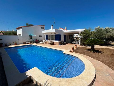 PALMERAS IMMO offers you this house located just 600 meters from the beach in the urbanization of Calafat. The house is composed of a main house, and an independent dwelling. The plot is a corner plot of 574 m2 with a barbecue area and a 9x5 meter sw...