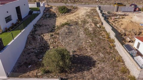 Description Plot of land for construction with 377m² with approved villa project with 290m². This land located in Fonte Santa in Vialonga has a privileged view over the city and already has infrastructures built. The approved project is a villa with ...