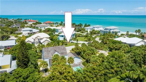 5e kavel van het strand in Oceanridge! Heerlijke veranda heet u welkom in dit gracieuze 3/3.5 huis boordevol charme en persoonlijkheid! Woonkamer, eetkamer, keuken, familiekamer en hoofdslaapkamer beneden. Twee grote slaapkamers met eigen badkamer en...