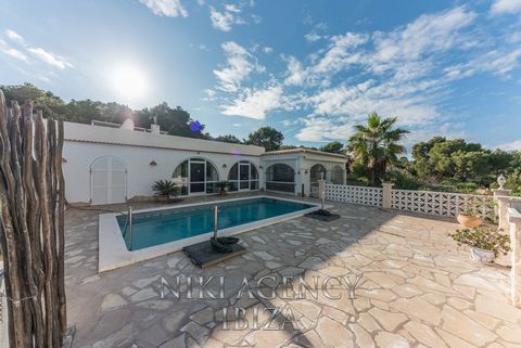 Detached house between Cala Vadella and Cala Carbó Detached house in San José between Cala Vadella and Cala Carbó with 2 separate guest flats. The main house with a living area of 169 m² consists of 3 bedrooms, 2 bathrooms, one of them en suite, an o...