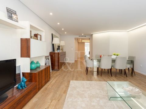 Appartement de 4 pièces avec 134 m2 situé à Parede, Quinta das Marianas. Cet appartement dispose d'un hall d'entrée, d'un salon de 35 m2 avec balcon, d'une cuisine entièrement équipée, d'une buanderie et d'une salle de bains pour les invités. Dans la...