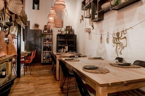 Amazing restaurant for TRANSFER in the heart of Santa Catalina. The transfer is 175.000€ and a monthly rent of 1.500€. The restaurant that is running right now is a mix of Mediterranean passion, Asiatic precision and personal spirit. The kitchen refl...