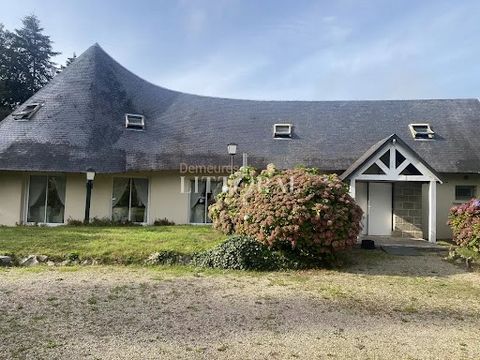 In Combrit Sainte Marine, a few minutes from the beaches, the seaside resort of Bénodet and the shops, discover this property and its magnificent large 3.5 hectare wooded park close to the wild coast. This property offers you multiple development pos...