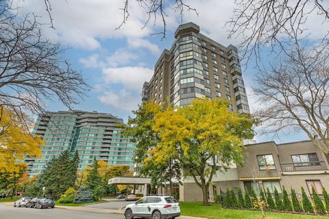 Welcome to the Champlain! Spacious corner unit offering a magnificent view of downtown. Rare on the market this unit comes with 3 bedrooms, 2 full bathrooms, a closed in terrace, one indoor parking and concrete storage within the garage. A well maint...