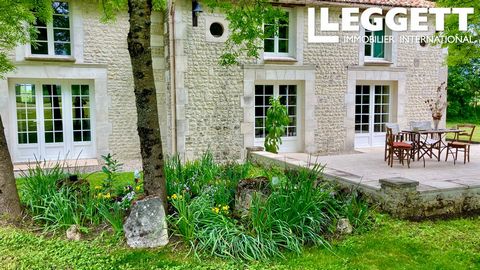 A25274ELM17 - Located in a little hamlet in the South of the Charente Maritime, the access to the property is via a private driveway belonging to the property. This charming detached Charentaise house, formerly a barn, has been completely renovated w...