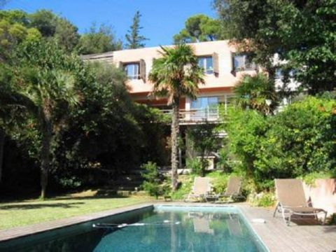 Villa Rental Marseille - Bouches du Rhône. Molto bella casa architetto, in un giardino recintato di 1200m ² con una piscina 10x4m, vicino la Corniche, a picco sul mare, vicino a tutte le amenità e 100 metri dalla spiaggia. Ideale per i vacanzieri in ...