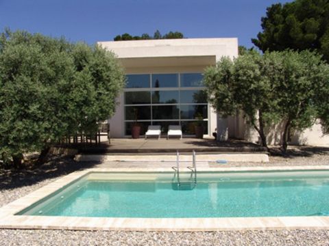 Holiday house rental with private pool in Marseille Provence. Beautiful contemporary villa located on the heights of Marseille 20mn from the centre, 10mn from the French writer Marcel Pagnol's hills. Elegant lines, large bays opening onto the garden,...
