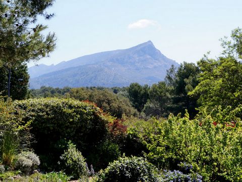Location vacances villa piscine Aix en Provence. Belle maison située dans un quartier calme et résidentiel dans un environnent de verdure à seulement 5 mn du centre ville d'Aix en Provence. Cette propriété bénéficie d'un beau jardin paysagé comprenan...