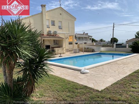 Villa for sale in Alcanar Playa, Costa Dorada. Plot of 804 m2 with private pool and barbecue area. The house has an area of 180 m2 that are distributed over 2 floors. On the ground floor we find the open kitchen, living room, a bedroom with private s...