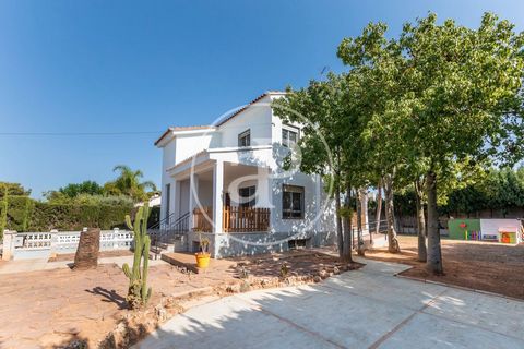 148 sqm house with views in San Antonio de Benageber.The property has 3 bedrooms, 1 bathroom, parking space, air conditioning, fitted wardrobes, laundry room, garden, heating, concierge and storage room. Ref. VV2308061 Features: - Air Conditioning - ...