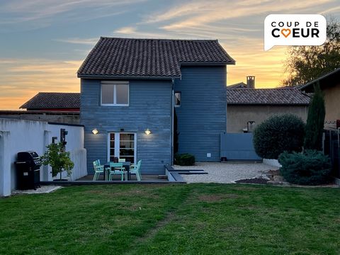 Rare, favorite. Come and discover in a small village in the south of Mâconnais, this charming village house of 90 m2 which has recently benefited from a contemporary renovation. You benefit from a fully equipped kitchen of 14 m2, open directly to the...