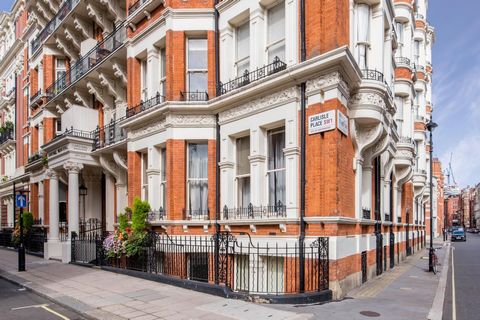 This classic mid-Victorian raised ground-floor 4-bedroom, 2-bathroom apartment benefits from high ceilings, period features, original fireplace, leaded-light windows and stained glass. In need of re-decoration and updating of kitchen and bathrooms, t...