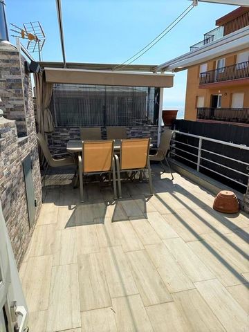 The real estate agency GPcasa presents this beautiful charming duplex penthouse for sale in Vilassar de Mar, bright and with a terrace, well oriented and with beautiful sea views, a few meters from the beach, the train station, close to all services,...