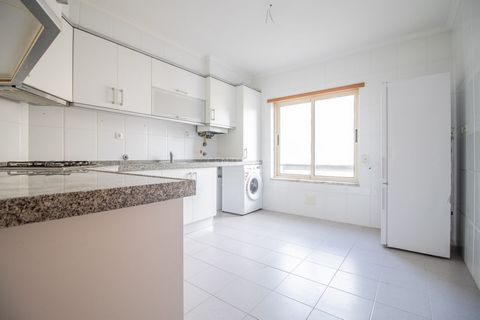 3 bedroom apartment in good condition with a total area of 143 m2, 2nd floor with elevator, consisting of entrance hall, spacious living room, 3 bedrooms, 2 bathrooms, kitchen with boiler, washing machine and fridge. Central heating, a storage room w...