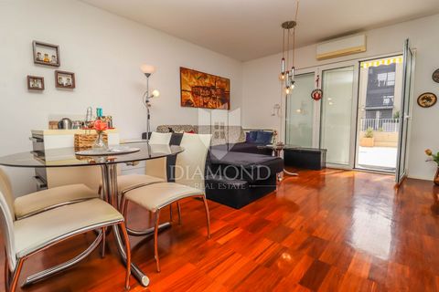 Location: Istarska županija, Rovinj, Rovinj. Istria, Rovinj In the city of Rovinj, the tourist pearl of the Mediterranean, this beautiful apartment is located a step away from all necessary facilities for life, while the old town center with its ston...