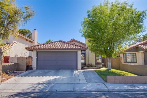 Absolutely Gorgeous in and out 2bed/2bath single story w/lush backyard oasis, NO HOA! Seller has taken great pride in ownership, enjoy secure entry to the private courtyard, vaulted ceiling in living area, newer HVAC system, custom paint, new/magnifi...