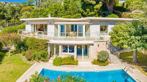 Cannes : Located in a green setting, Californian villa of 241 m2 built in 1958, offering a plunging view of the turquoise water of the Mediterranean Inside on the ground floor: entrance, three bedrooms, a bathroom, two shower rooms, guest toilets, wi...