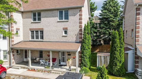 WELCOME TO THIS BEAUTIFUL TOWNHOME CONDO IN BARRIE'S SOUTHEAST SIDE, CONVIENTLY LOCATED TO SHOPPING, LAKE, PUBLIC TRANSIT & GO TRAIN. 3 BED, 1.5 BATH HOME IS CARPET AND SMOKE FREE. NICELY UPDATED KITCHEN WITH PANTRY & COFFEE STATION. LRG LIVING/DININ...