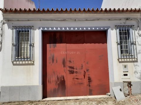 Cette propriété est située en plein coeur du magnifique village de Redondo. Il a environ 73 m2 de surface. Il peut être utile de plusieurs façons, selon l'objectif de l'acheteur. Bon état de conservation. Réservez votre visite dès que possible.