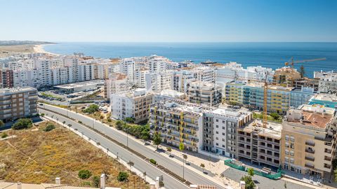 Dit lichte en ruime appartement met garage en airconditioning is zeer centraal gelegen in Armação de Pêra, dichtbij alle voorzieningen en diensten zoals goede restaurants, winkels, markten, apotheek en school, maar ook op loopafstand van het strand v...