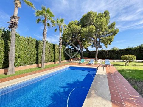 Esta bonita casa en alquiler se sitúa entre Alicante y Mutxamel, en una tranquila zona a solo 5 minutos en coche de todos los servicios. La vivienda se asienta sobre una parcela de 2000 m² que incluye una piscina privada, un precioso jardín y un porc...