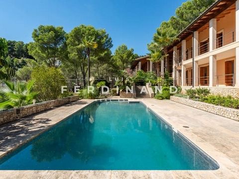 Timeless villa: just a few steps for outstanding added value on a large plot The Mediterranean and timeless villa in Son Vida is very quiet and on one of the largest plots in “Old Son Vida”, the most beautiful part. It is a true gem of architecture a...