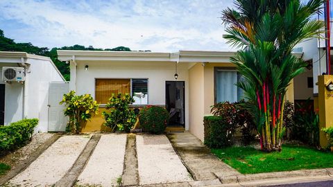 Upptäck ditt perfekta strandhus med Blue Home Costa Rica Real Estate! Vi ger dig en underbar möjlighet att förvärva ett strandhus i en exklusiv privat bostadsrätt, utformad för att erbjuda dig alla bekvämligheter du letar efter. Detta hem är inte bar...