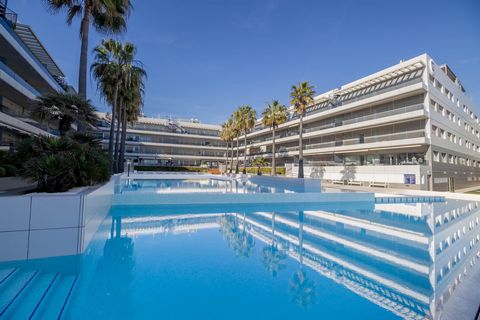 Dit prachtig gerenoveerde appartement met 2 slaapkamers en 2 badkamers ligt in de zeer gewilde wijk Platja d'en Bossa op Ibiza. Met een indrukwekkende 86m2 nuttige leefruimte en een totale bebouwde oppervlakte van 92m2 biedt dit luxe appartement een ...