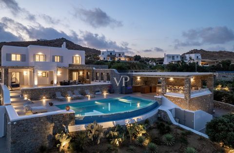 Villa Te koop, Begane grond, 1e (3 niveaus), in het gebied: Mykonos - Kalafati De oppervlakte van het pand is 285 m² en is gelegen op een perceel van 3.200 m². Het bestaat uit: 6 slaapkamers, 6 badkamers, 2 wc's, terwijl het 5 parkeerplaatsen heeft e...