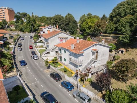 Villa de 3 chambres située à 500 mètres du centre de la ville de Guimarães, en bon état, garage individuel, jardin, bonne exposition au soleil....