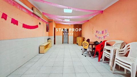 STAR PROP presents a unique opportunity in the market of Llançà with this spacious street-level commercial space in the heart of the city. With a privileged location, this property offers exceptional versatility to adapt to a wide range of commercial...