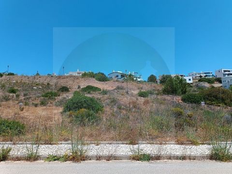 An urban plot of 660 m² located near Cabanas Velhas beach and just 2 minutes from the picturesque fishing village of Burgau. This plot allows for the construction of a villa with a gross building area of up to 220 m², spread over two floors, plus a s...